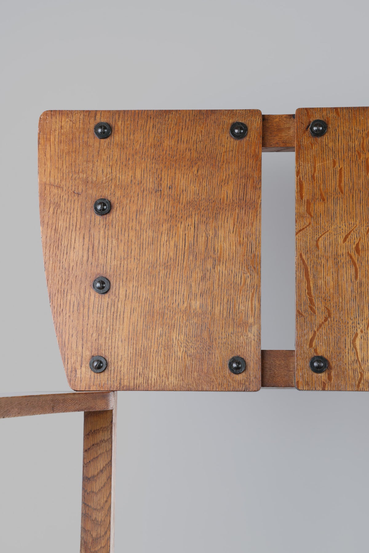 Detail van de verbinding tussen rugpaneel en stijl