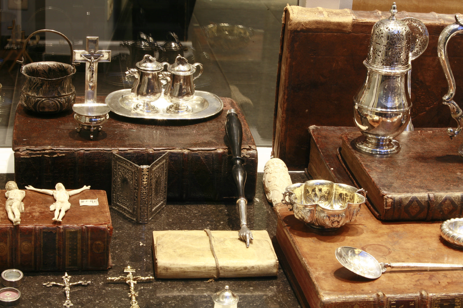 Zilverwerk en oude boeken uit de collectie van Emil Fonfoneata