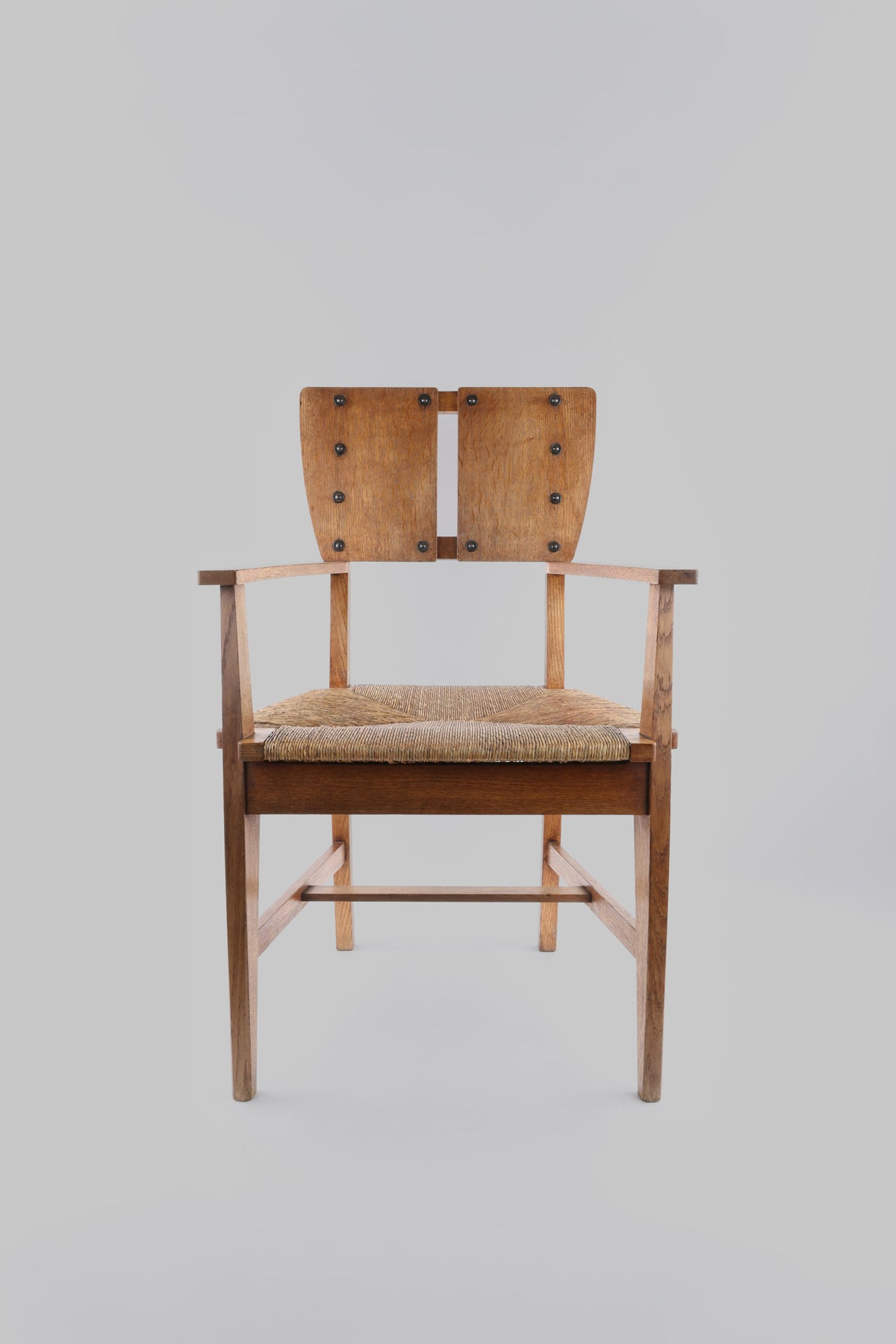 Armstoel van Gustave Serrurier-Bovy, ca. 1904, vooraanzicht met strozitting