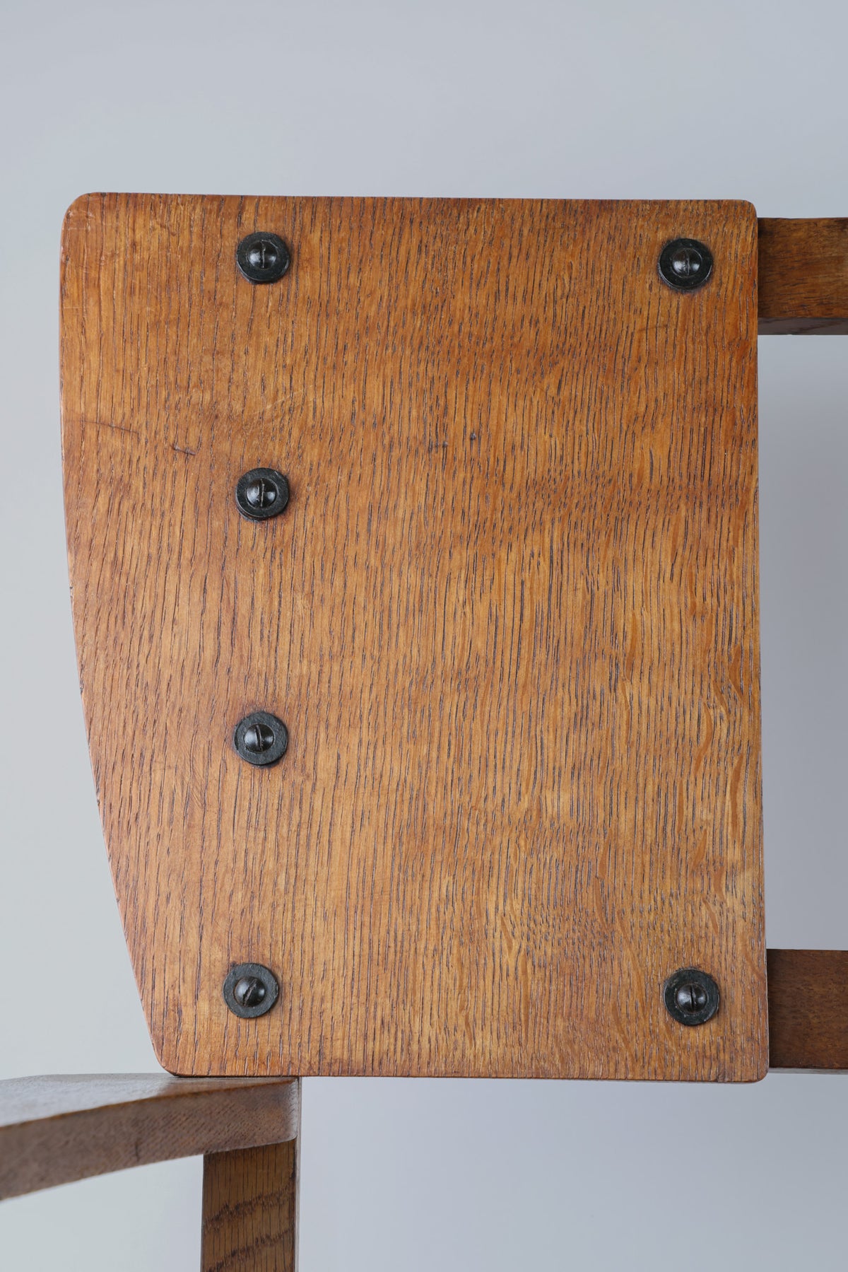 Detail van de rugleuning met zichtbare zwarte ijzeren bouten
