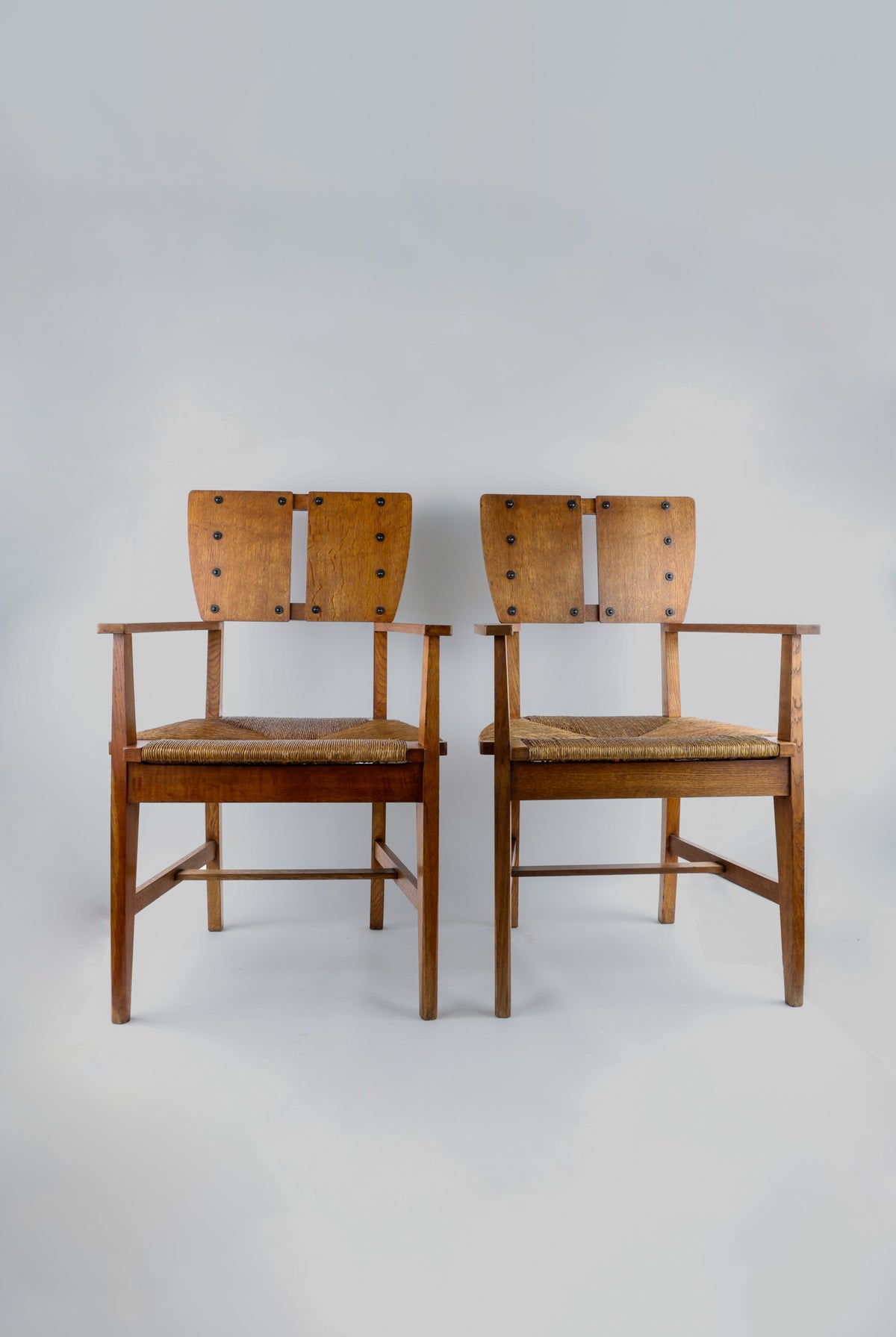 Paar eiken armstoelen van Gustave Serrurier-Bovy, ca. 1904