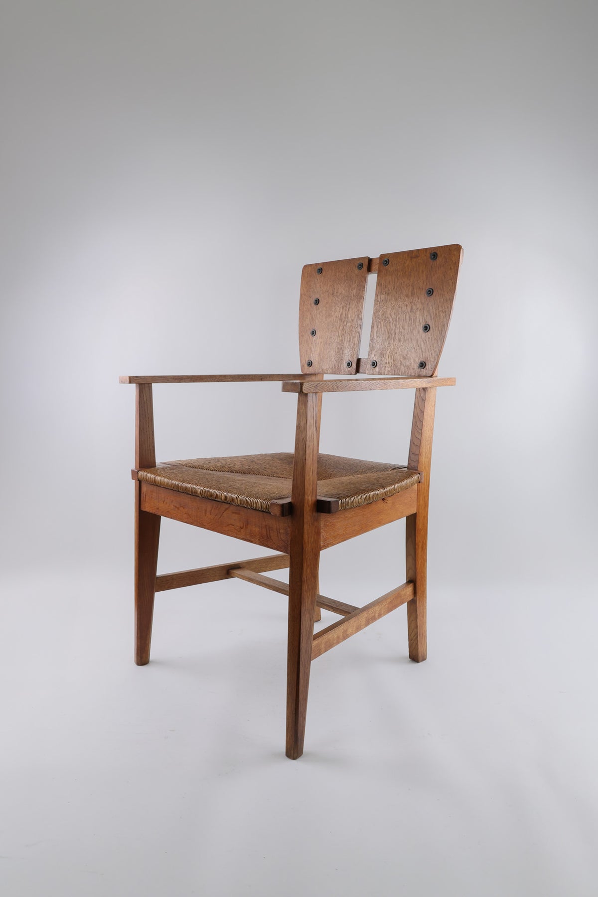Armstoel van Gustave Serrurier-Bovy, ca. 1904, schuin vooraanzicht